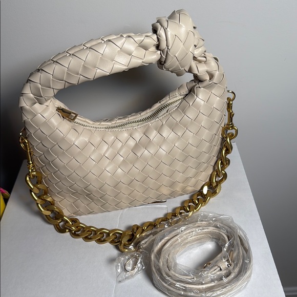 Elegant Cream Woven Handbag - Picture 4 of 10